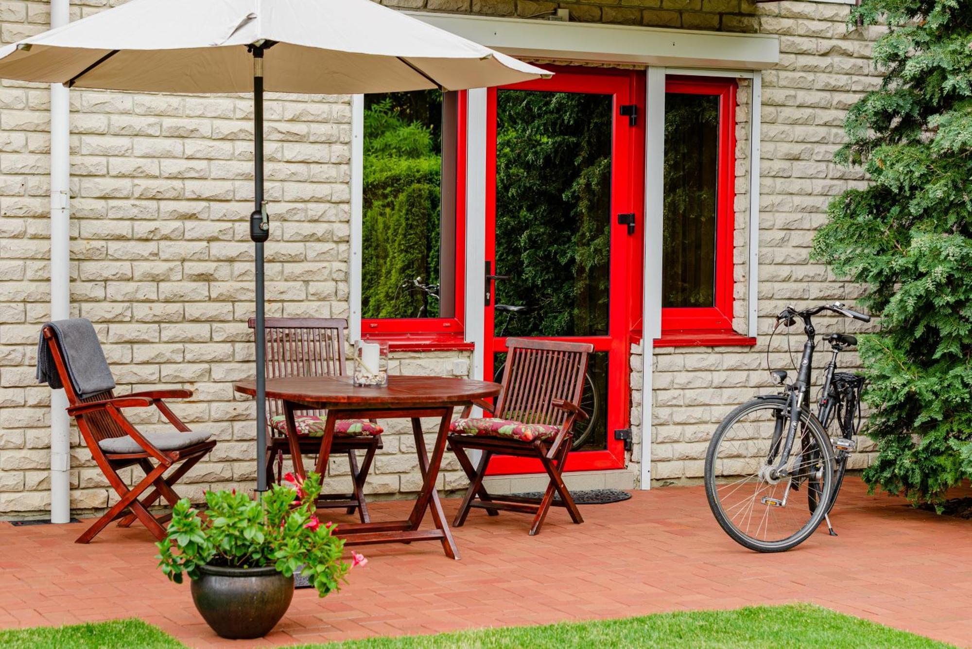 Family Inn Cottage With Terrace Palanga Bagian luar foto
