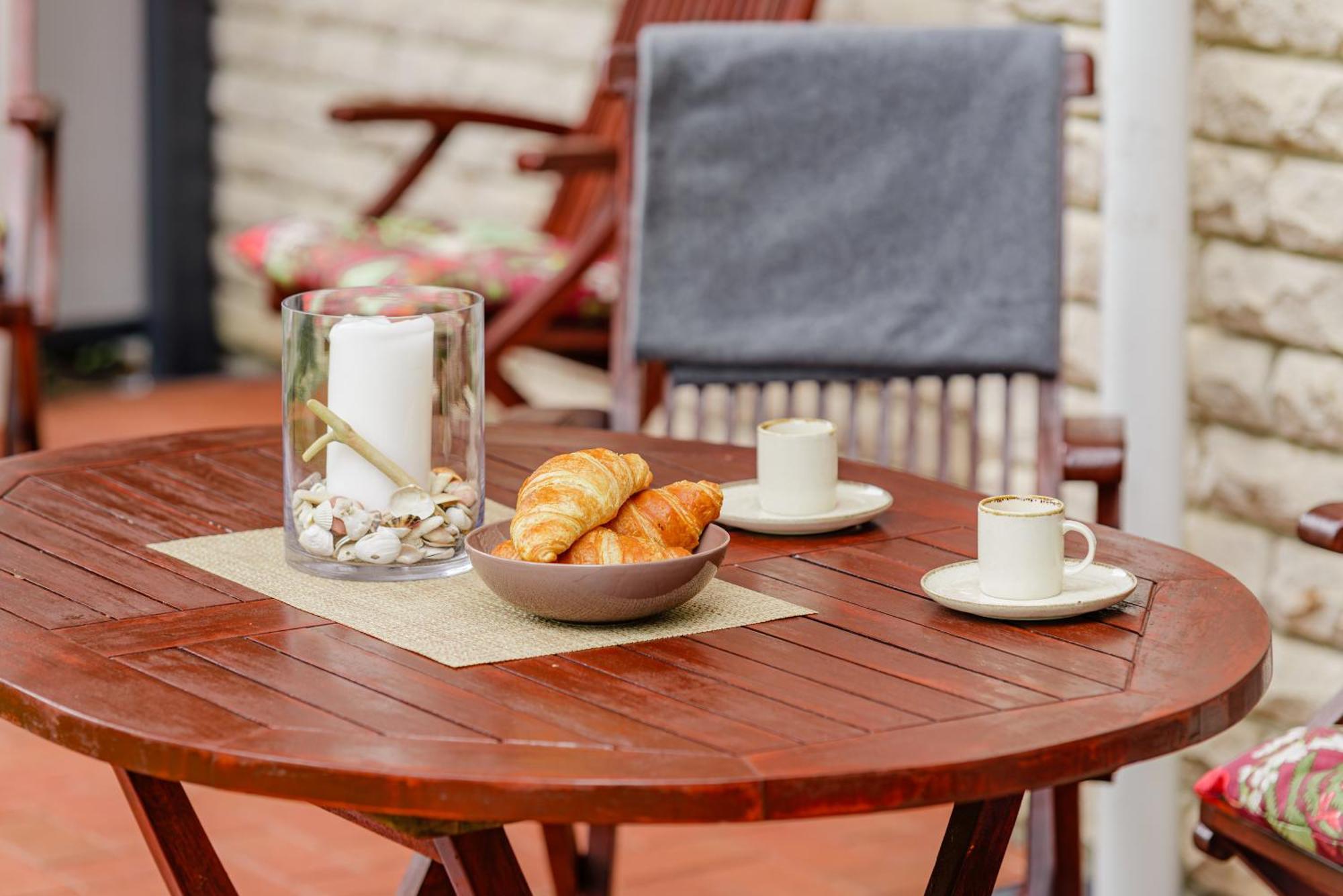Family Inn Cottage With Terrace Palanga Bagian luar foto
